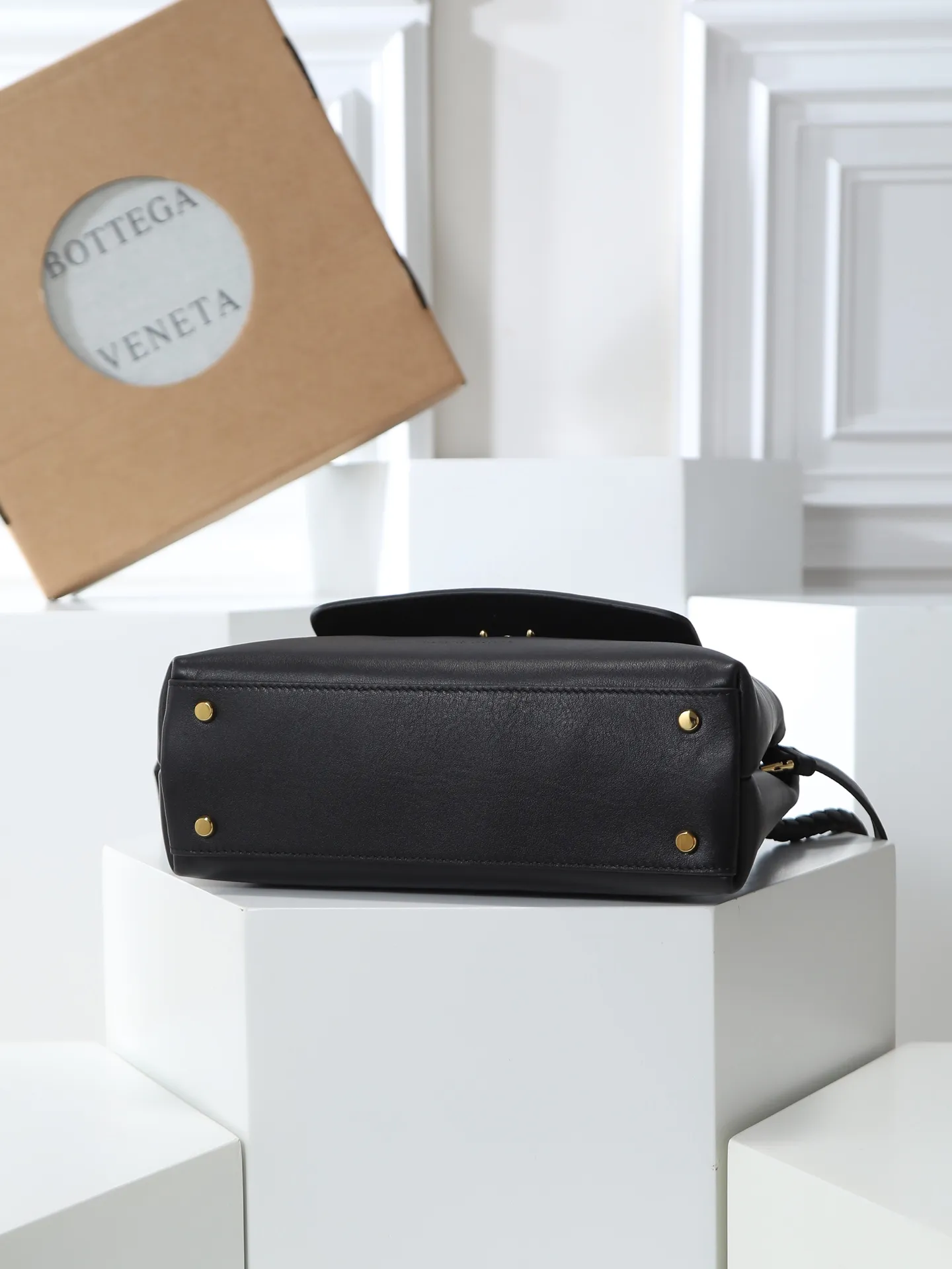 1150. Bottega Veneta's latest Ciao Ciao bag is a two-way flap handbag in silky cowhide, decorated with signature twist details, hidden hook closure, the flap can be fastened to the front, or connected to the INTRECCIATO woven internal pocket, with an adjustable and removable crossbody strap, an internal compartment, and a zippered pocket. The surprise flap has various shapes. Style 1 - Cover the bag surface, exposing the knot and knot decoration. Style 2 - Place the flap inside the bag. A buckle is also designed. Style 3 - The U-shaped position of the top handle in the hand bag. Style No.: 835835 Size: 26*19*10.5cm